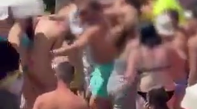 Sherr masiv në hotel për shezlongun, turisti “bombardon” me grushte 13-vjeçaren (Video)