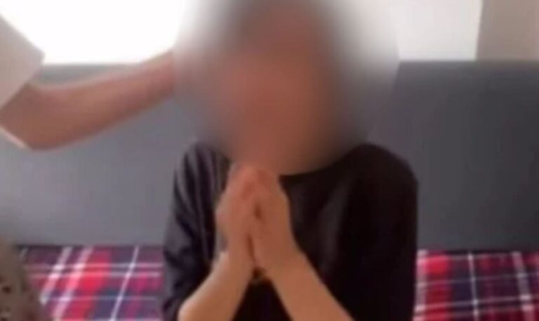 TRONDITËSE! Pasi e dhunuan, adoleshentet e tërhoqën prej flokësh dhe e detyruan 17-vjeçaren të kërkonte falje: Mario më fal, Klea më fal, Nela më fal